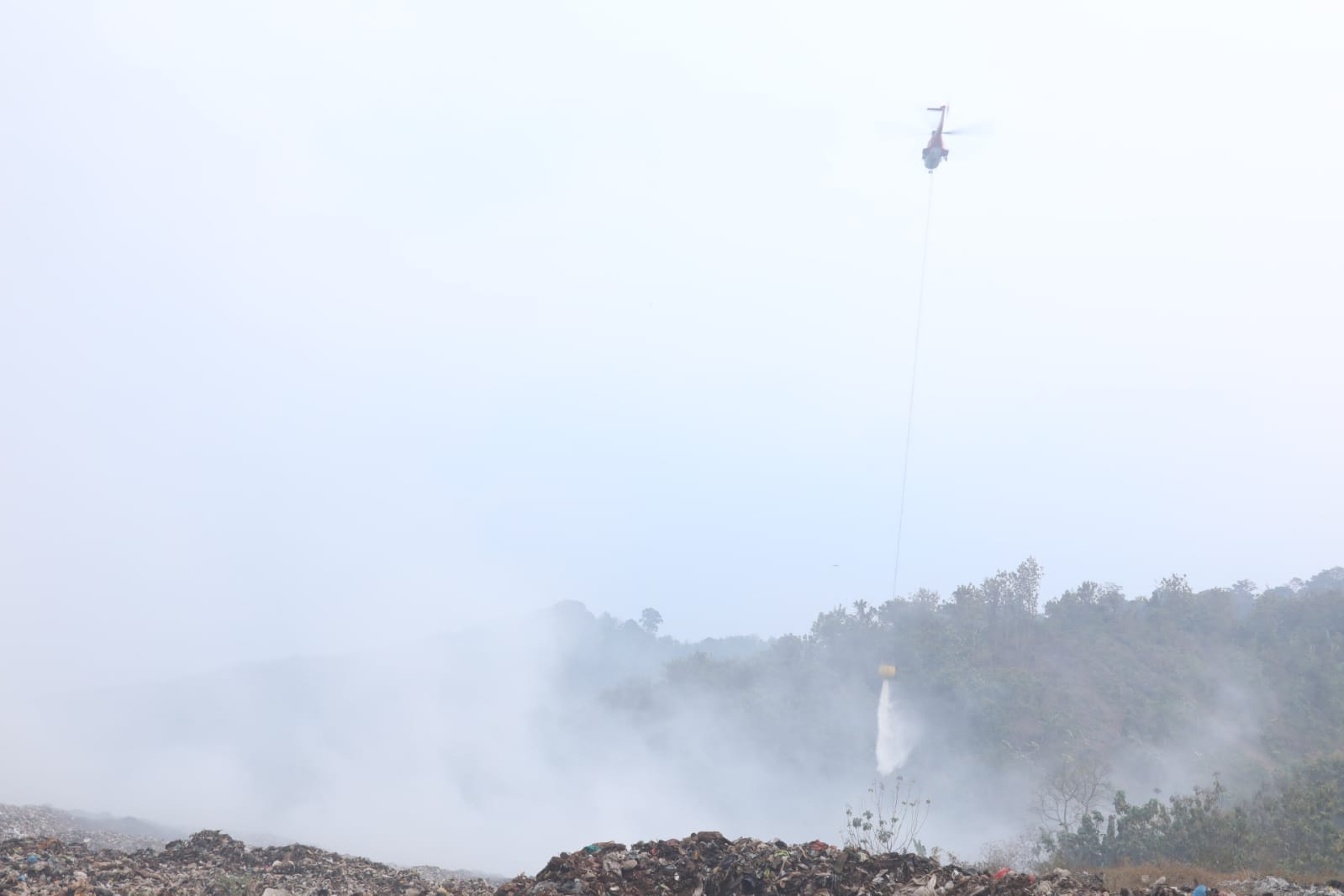 Badan Nasional Penanggulangan Bencana (BNPB) mengirimkan satu helikopter water bombing untuk dipergunakan dalam melakukan operasi pemadaman kebakaran di Tempat Pembuangan Sampah Terpadu (TPST) Sarimukti, Kabupaten Bandung Barat, Jawa Barat pada Jumat (25/8).
